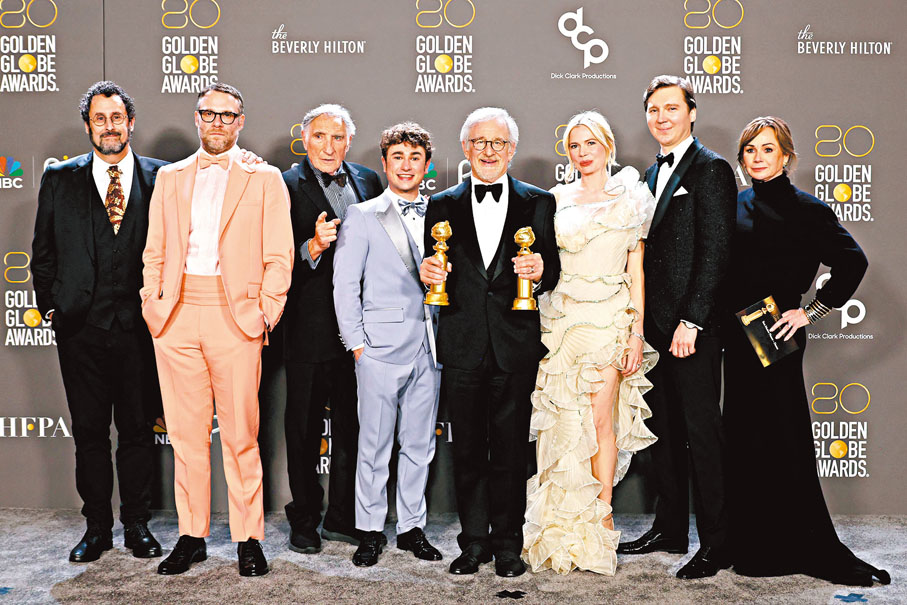 ◆ 史匹堡（右四）跟《法貝曼：造夢大師》一眾演員分享殊榮。