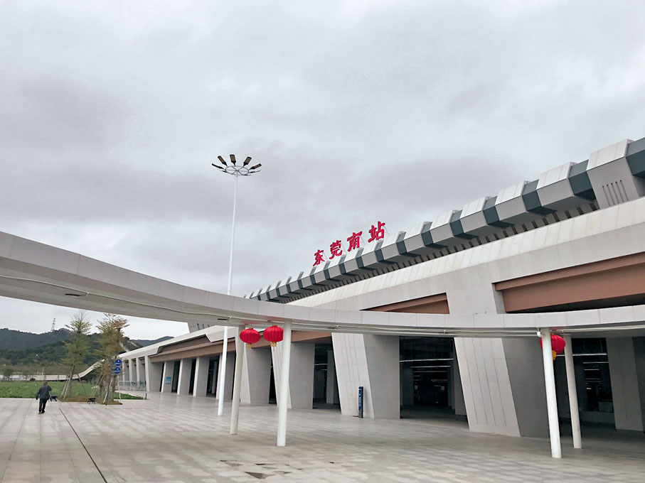◆旅客在東莞南站進站。 香港文匯報記者敖敏輝 攝