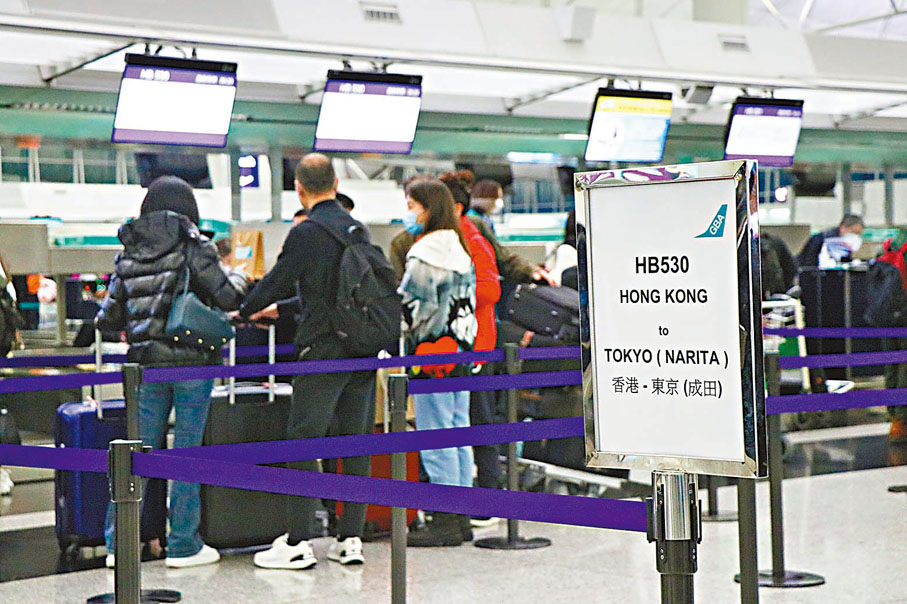 ◆ 香港機場人流恢復不少,部分旅客目的地為東京,正在櫃枱辦理手續。香港文匯報記者廣濟 攝
