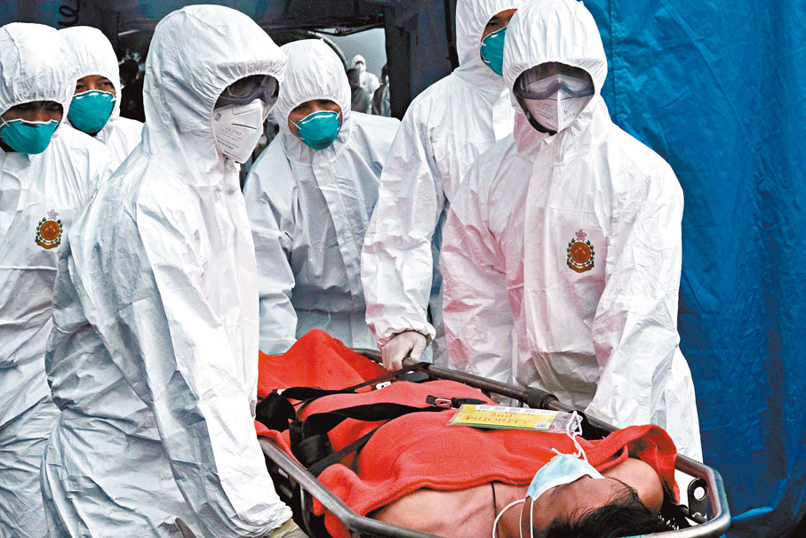 ◆在撤離人士登岸後，透過電子傷者流動方案登記個人資料並接受輻射測試。香港文匯報記者涂穴  攝