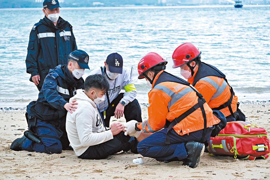 ◆跨部門救援傷者。香港文匯報記者涂穴  攝