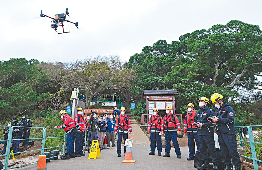 ◆出動無人機搜索。香港文匯報記者涂穴  攝
