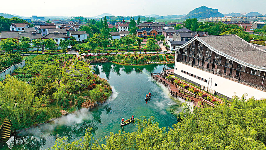 ◆浙江省湖州市德清縣洛舍鎮東衡村，早前河道保潔員在進行日常保潔。 資料圖片
