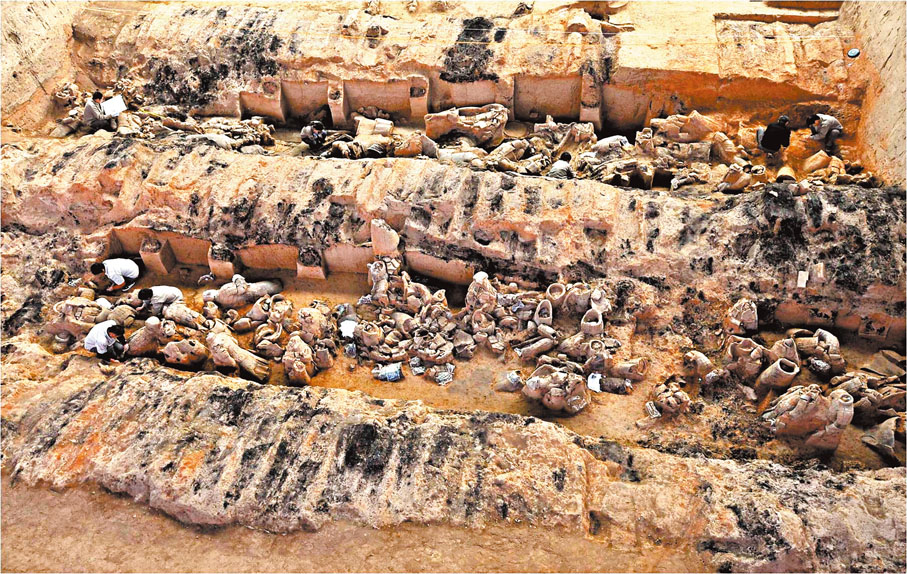 ◆兵馬俑一號坑第三次發掘成果，為項羽破壞秦始皇陵園和兵馬俑坑提供了非常有力的佐證。圖為發掘現場，陶俑多破碎。香港文匯報陝西傳真