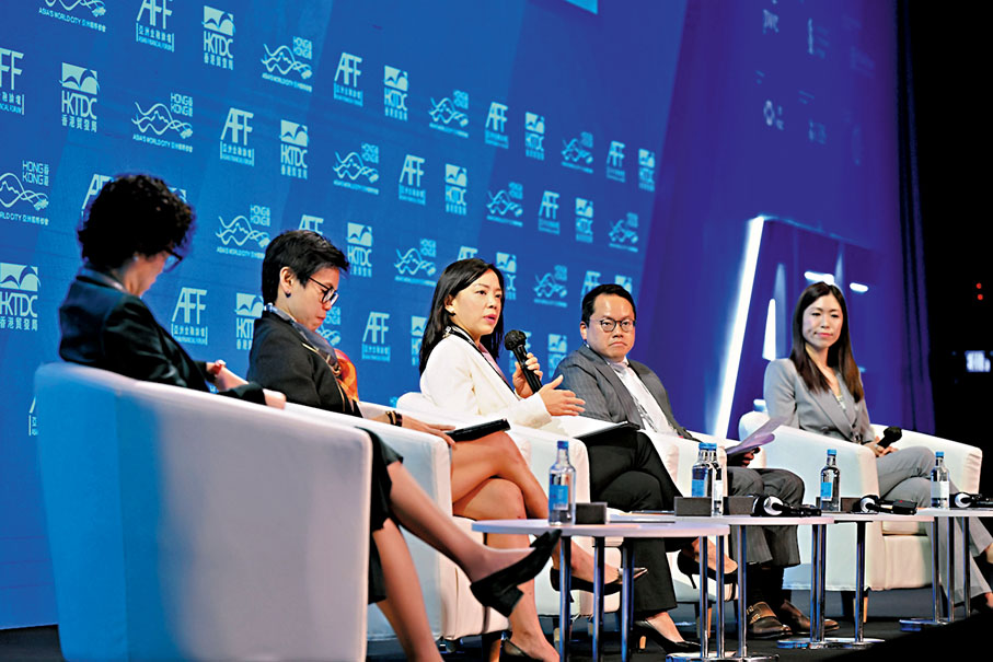 ◆滙豐香港區行政總裁林慧虹（中）出席亞洲金融論壇「環球視野：統一ESG準則，推動可持續發展」的討論。