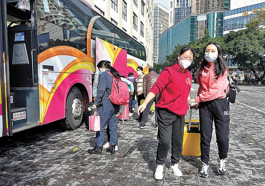◆ 首趟從香港開往廣州的環島中港通長線直通巴士乘客在下車。 香港文匯報記者盧靜怡  攝