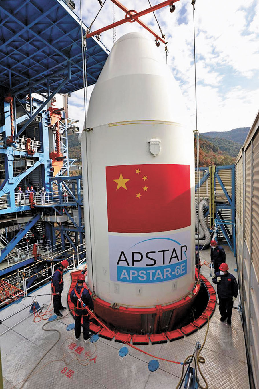 ◆準備發射期間，亞太6E衛星在整流罩中。香港文匯報北京傳真