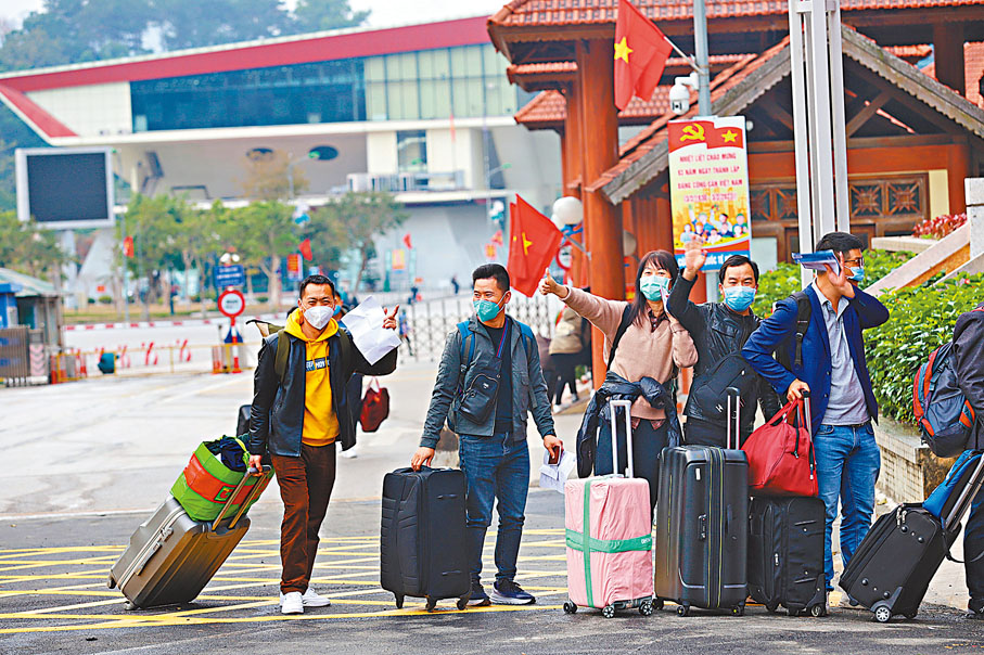 ◆中疾控專家表示，國家已在全國多個口岸設立監測哨點，尤其對國際流行的重要進化分支進行監測，實時開展風險評估。圖為友誼關口岸復開後首批入境旅客在中越邊界零公里處揮手點讚。 中通社