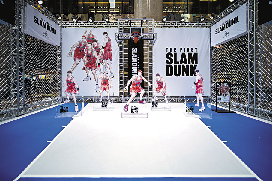 ◆長10米、闊9米的《男兒當入樽》主題籃球場。 黃金源 攝