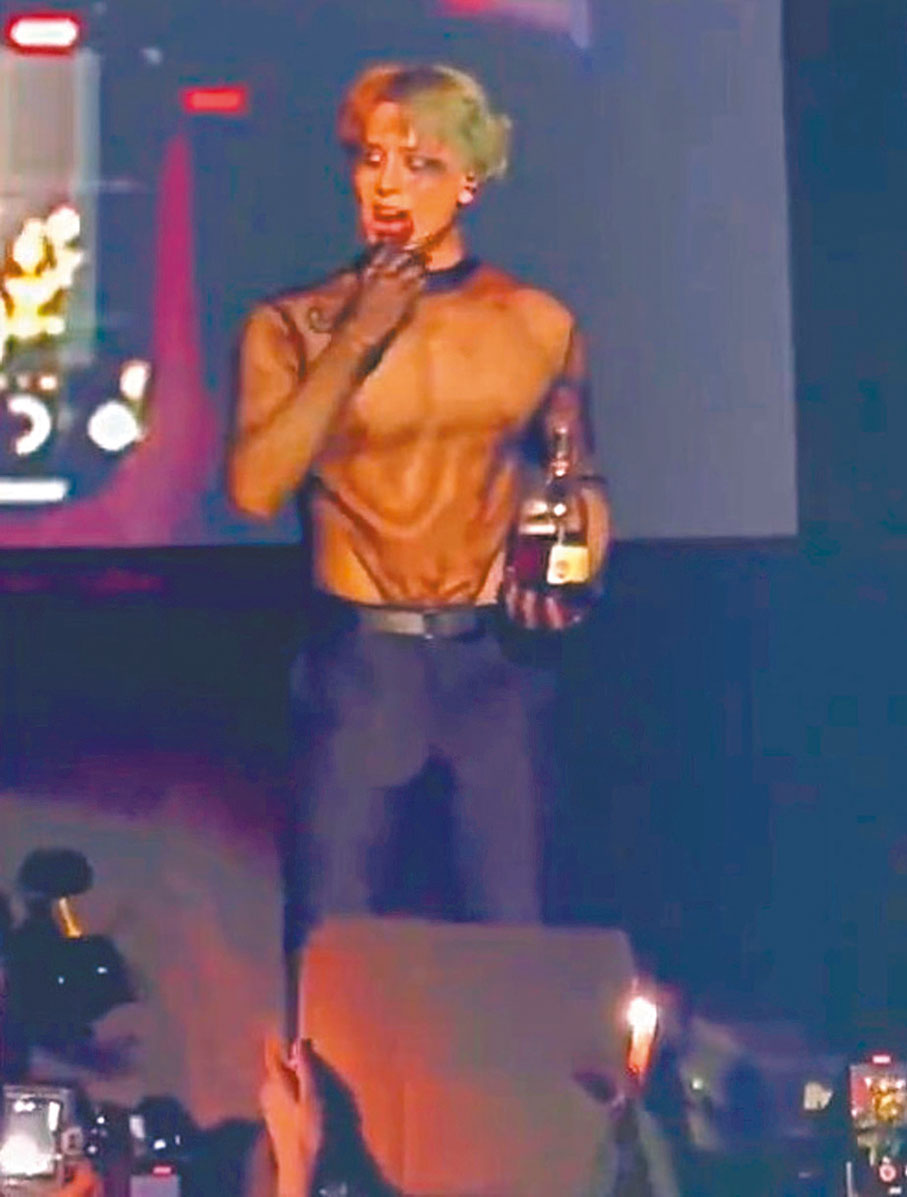 ◆王嘉爾在舞台上怒斥外國媒體造謠抹黑中國。網絡截圖