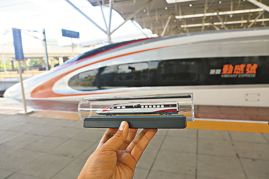 ◆ 當年黃文偉抵達深圳北站後，拿着「動感號」列車模型與「動感號」合影。  受訪者供圖