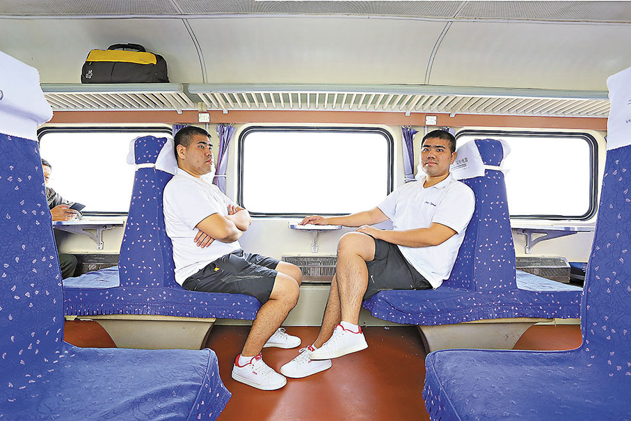 ◆ 2017年9月，黃文偉在北京尋找綠皮車的時候，於一輛雙層火車上玩趣味自拍。  受訪者供圖