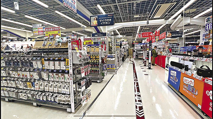 ◆過去為內地旅客「爆買」對象的電器店人流稀少。 香港文匯報記者廣濟 攝