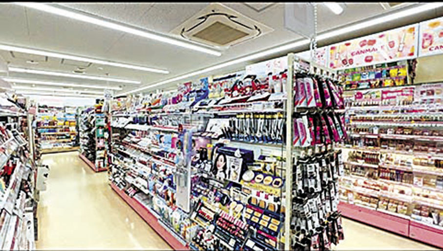 ◆有藥妝店全店兩層除兩位職員外不見顧客光臨。 香港文匯報 記者廣濟 攝