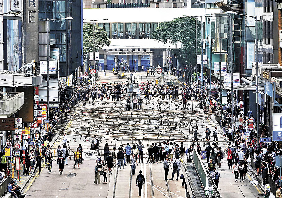 ◆2019年11月13日，大批黑暴分子在中環一帶堵路及大肆破壞。 資料圖片