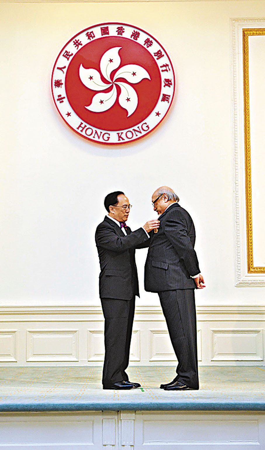 ◆Uncle Ray於2008年獲前特首曾蔭權頒授銅紫荊星章。