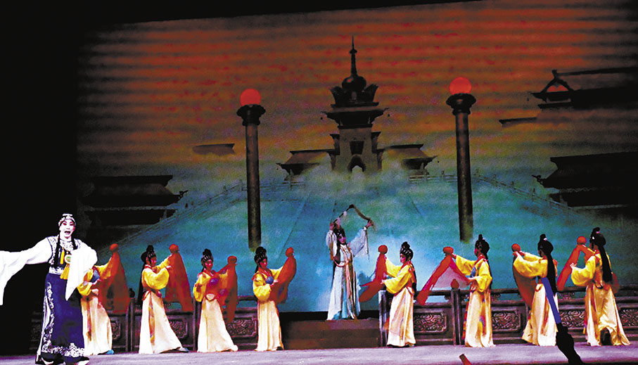 ◆煒唐及尹飛燕分飾賈寶玉和林黛玉，與眾舞蹈員演出《幻覺離恨天》。