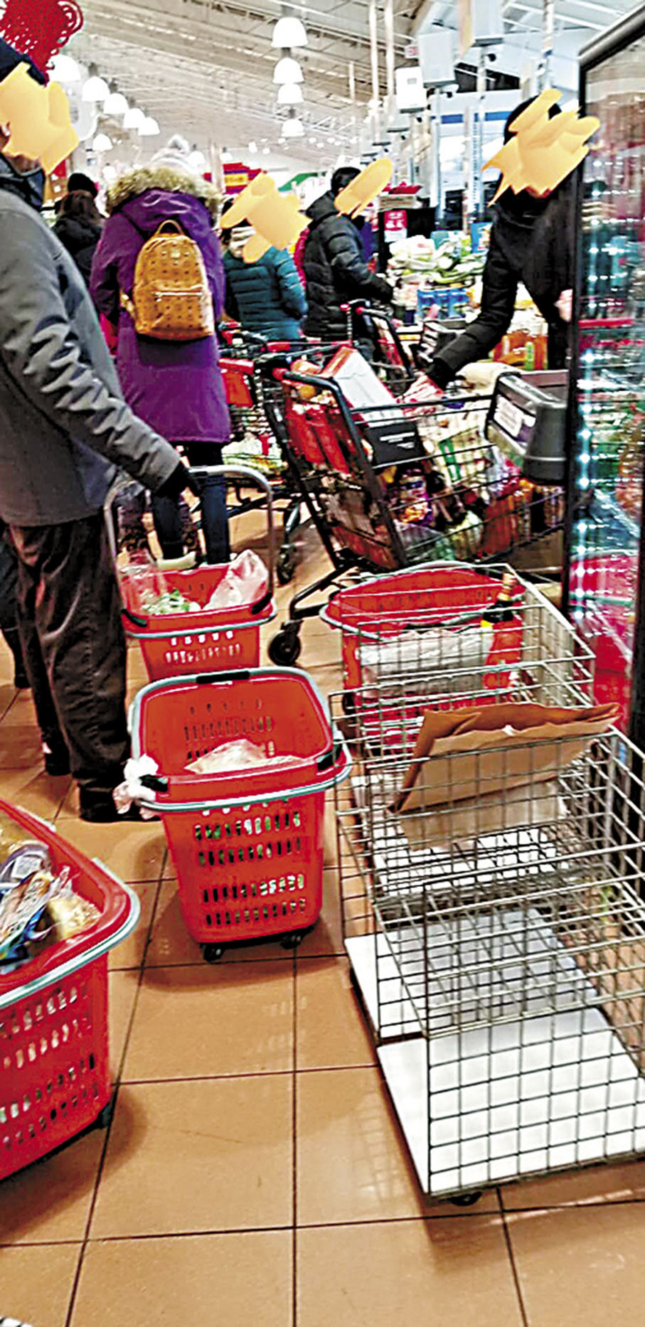 ◆超市內人頭湧湧，竊賊容易下手。  成小智  攝