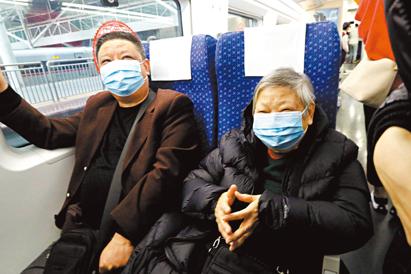◆李先生與87歲媽媽。香港文匯報記者北山彥  攝