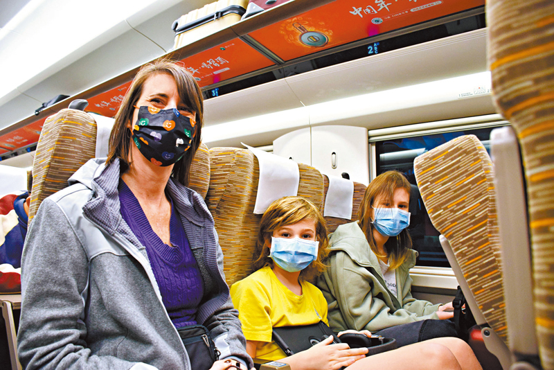 ◆來自加拿大的卡琳娜（左）和一對子女搶搭頭班車從廣州南站到香港西九龍。香港文匯報記者盧靜怡 攝