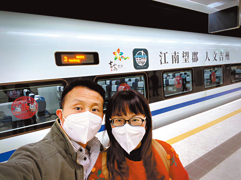 ◆阿開（右）和丈夫在東莞站乘坐G6551首班車來港。 受訪者供圖