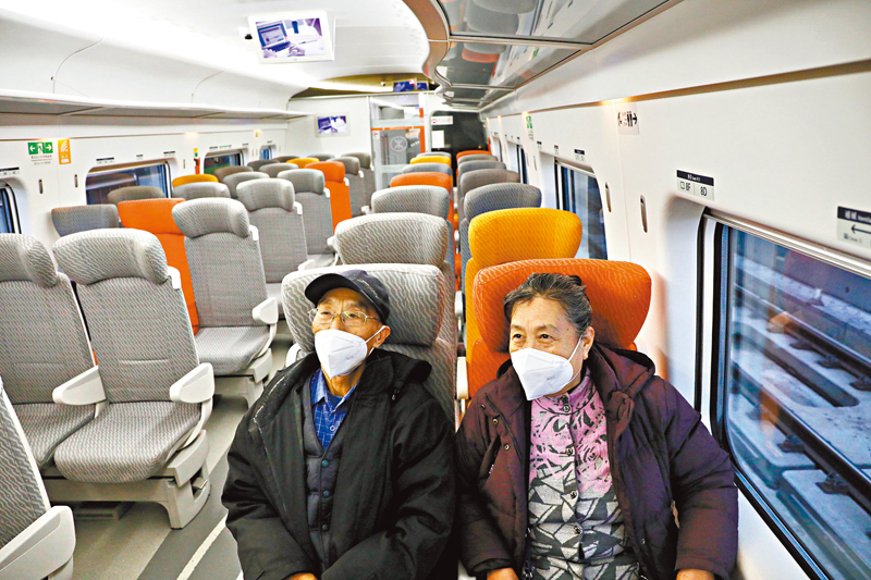 ◆王先生與王太太由北京來港探女兒一家。 香港文匯報記者萬霜靈 攝