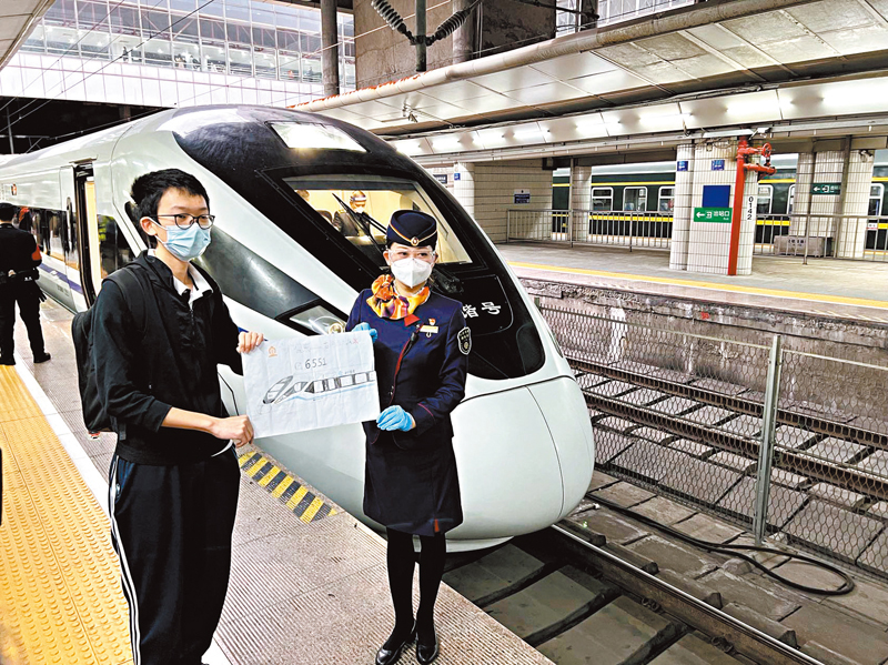 ◆李同學將手繪高鐵圖贈予列車長冷丹。香港文匯報記者帥誠  攝