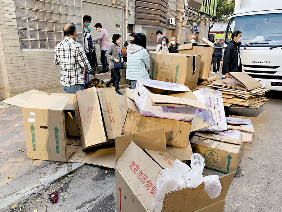 ◆無牌擺賣攤檔將垃圾紙箱雜物亂棄，阻礙通道。 警方圖片