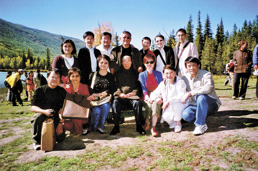 4 陳偉文(圖後排左三)與邵逸夫爵士(圖前排左四)及邵方逸華女士(圖前排右二)出席公司內地旅遊。