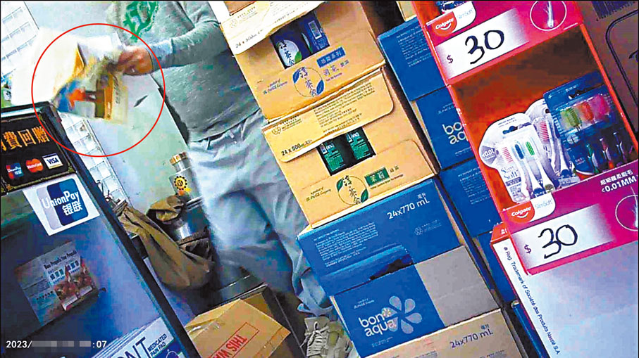 ◆藥房職員從藥房隱蔽處拿出一個膠袋，記者所購Primovir就在其中。 香港文匯報專題組 攝