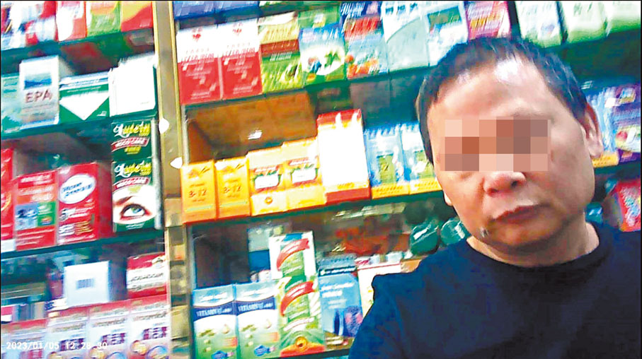 ◆旺角一間藥房職員表示，另付800元便可經澳門、珠海再速遞。香港文匯報專題組 攝