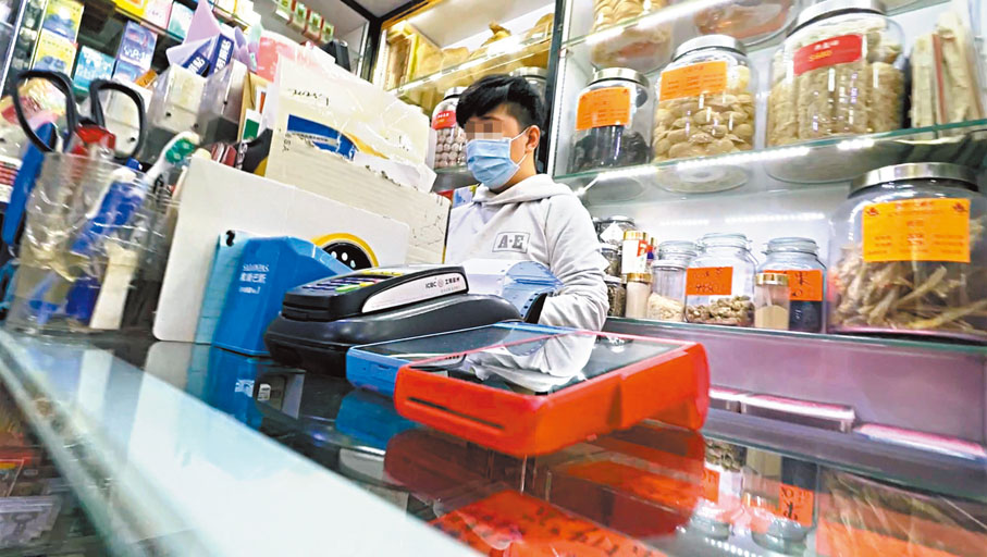 ◆藥房職員稱取貨（仿製藥）要問問醫生有無開門。 香港文匯報專題組 攝