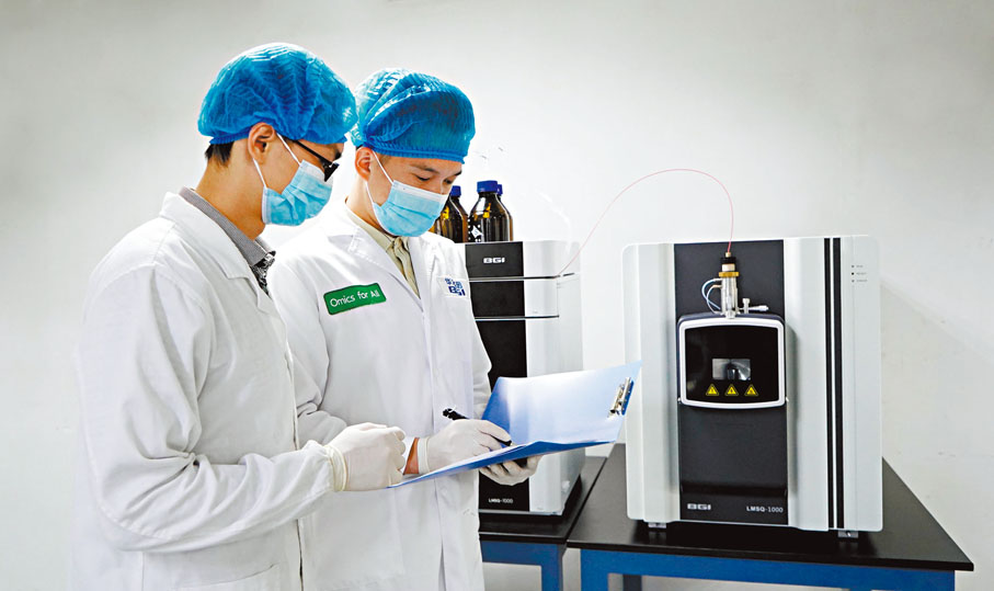 ◆華大質譜檢測平台工作人員在核對檢測樣品信息。圖片來源：華大基因