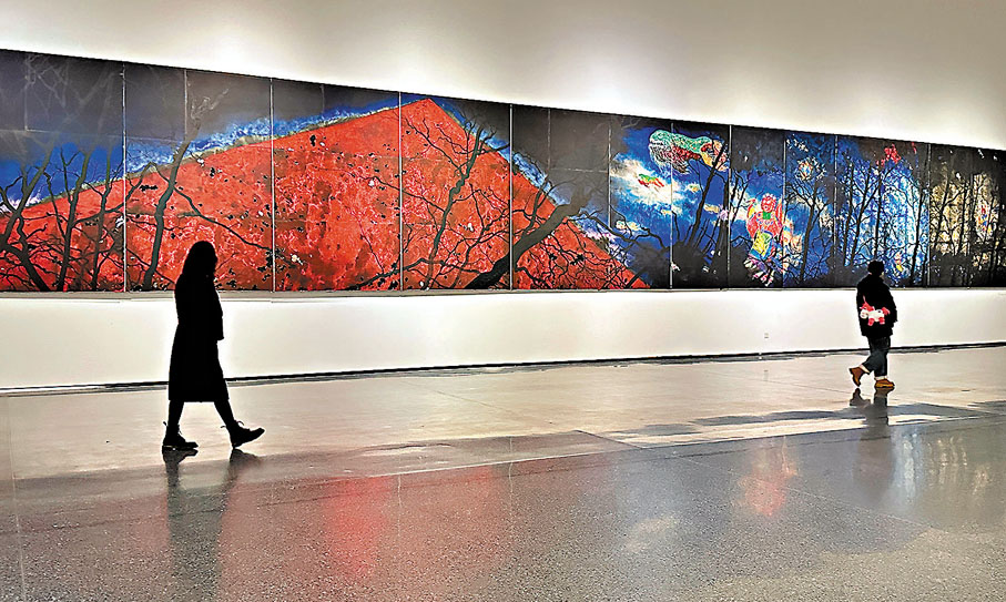 ◆巨幅作品《史詩》吸引觀眾參觀。 張仕珍 攝