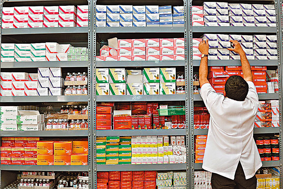 ◆ 印度某藥商貨架擺滿了各類印度仿製藥。網上圖片