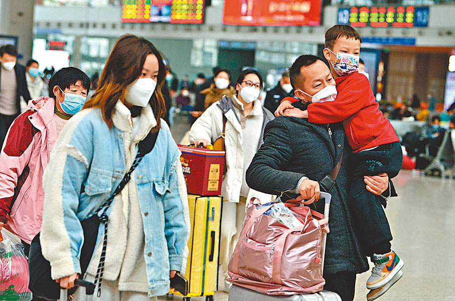 ◆1月17日，福建福州，家長帶着小孩前往福州火車站候車廳。   中新社