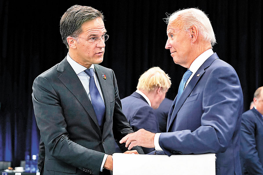 ◆荷蘭首相呂特（左）到訪華盛頓，與美國總統拜登討論關於對華芯片技術出口的政策問題。資料圖片