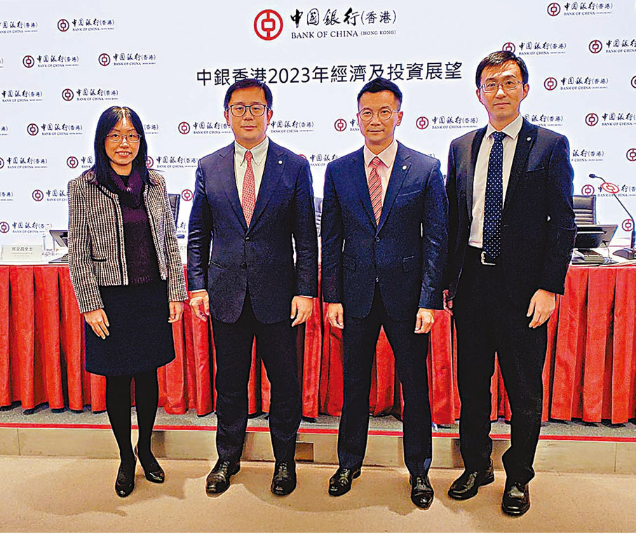 ◆ 高耀豪(右二)稱，若未來經濟持續增長良好，相信繼續帶動港股估值上升。右一為丁孟，左一為張文晶，左二為中國銀行香港金融研究院副院長瞿亢。 記者岑健樂  攝 