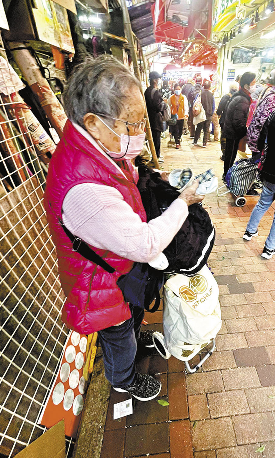 ◆ 黃婆婆表示，沒有專門買開的店舖，都是看哪間比較平就買。 香港文匯報 記者張弦  攝