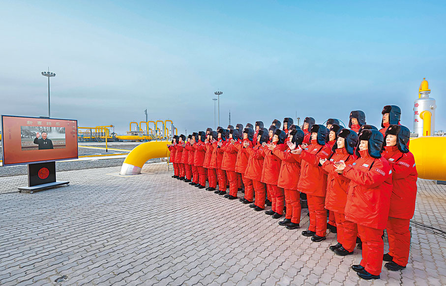 ◆ 習近平通過視頻連線，同塔里木油田公司輪南油氣儲運中心西氣東輸第一站克拉集氣區員工親切交流。 新華社