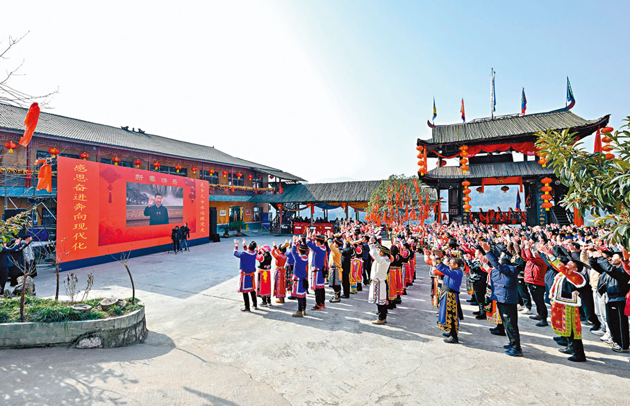 ◆ 習近平通過視頻連線，同四川省綿陽市北川羌族自治縣石椅村的鄉親們和遊客親切交流。 新華社