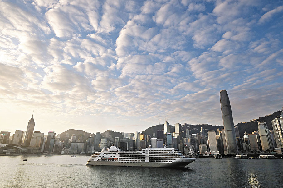 ◆國際郵輪公司銀海郵輪(Silversea Cruises)旗下的六星級郵輪「銀靈號」(Silver Spirit )昨日抵港。 香港文匯報記者 攝