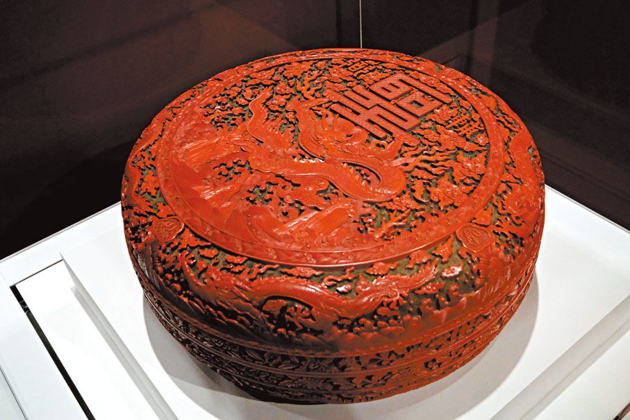 【乾隆款飛龍紋宴盒 清乾隆十一年（1746年）】剔紅漆器，此盒為皇帝準備，擺在宴桌上，用來盛放餃子