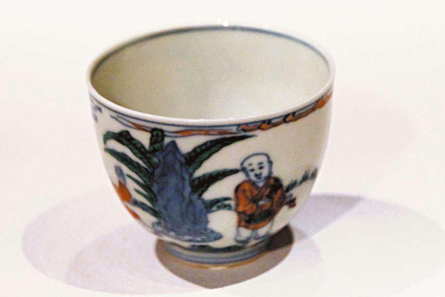 【鬥彩嬰戲圖杯明成化（1465-1487年）】 江西景德鎮御窯瓷杯中嬰戲紋寓意多子