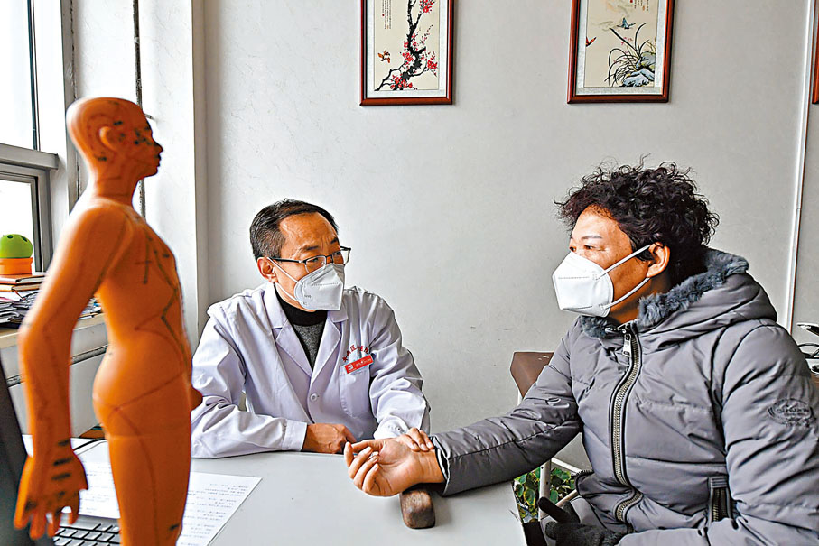 ◆1月15日，河北省唐山市豐南區中醫院醫師在為患者號脈。 新華社