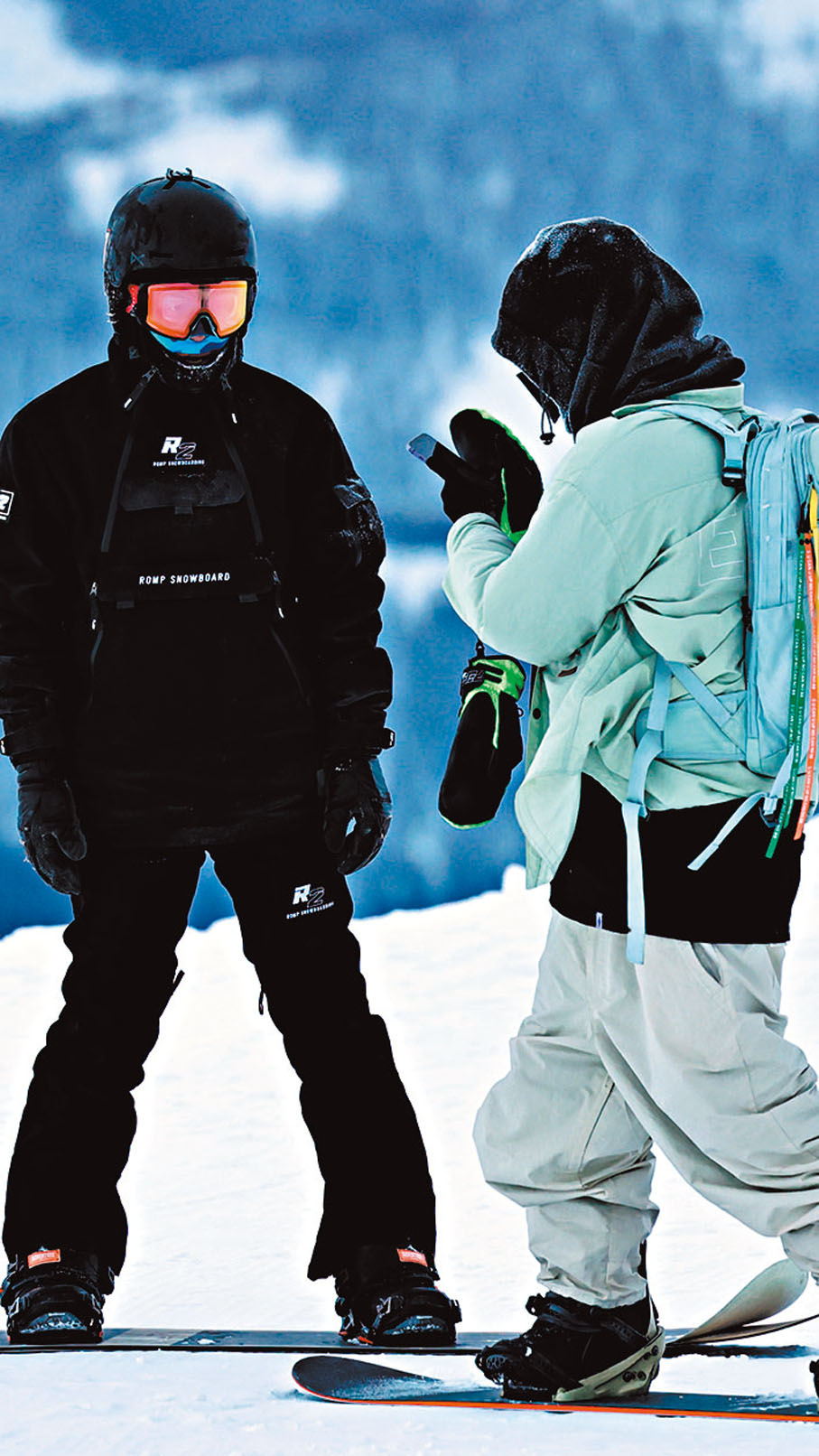 ◆艾文和同事在雪地裏直播滑雪。