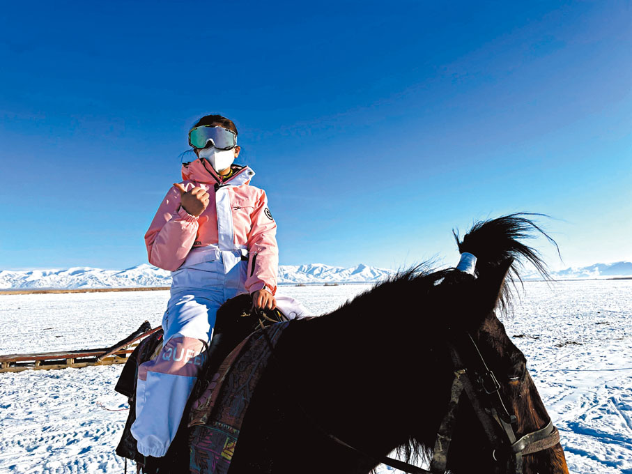 ◆隨着防疫措施不斷優化，新疆冰雪旅遊業迎來復甦。圖為遊客在新疆體驗雪地騎乘遊。