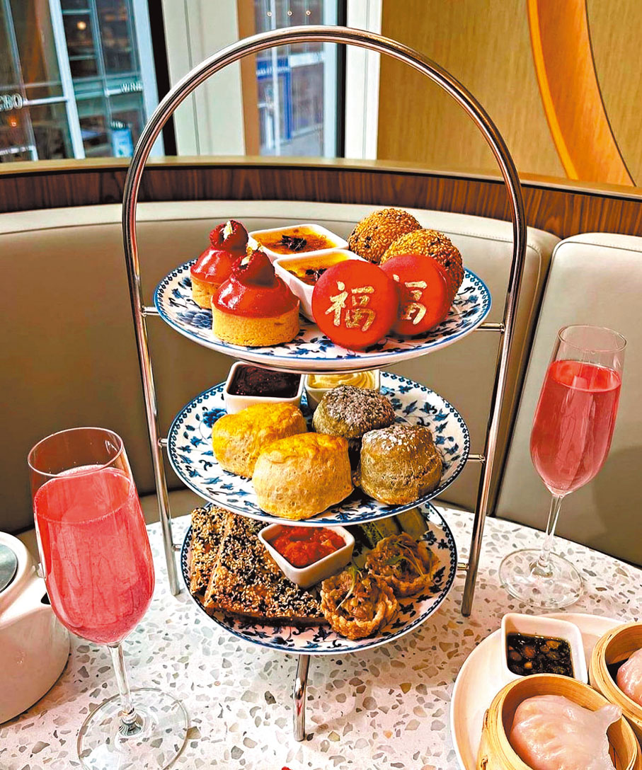 ◆多倫多HoltsCafe推出農曆新年下午茶套餐。成小智  攝