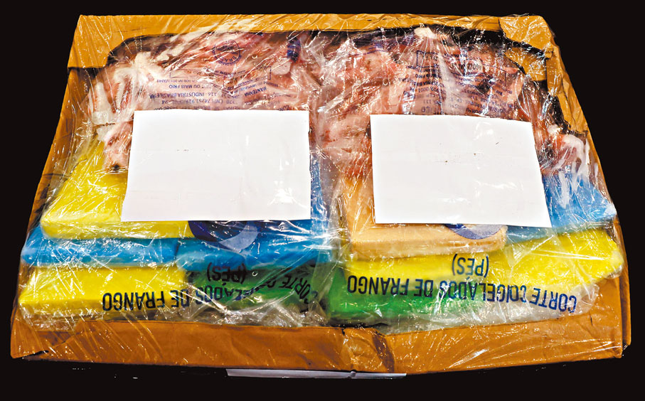 ◆海關在30箱冷凍雞腳紙箱中，每箱檢獲10磚懷疑可卡因毒品。香港文匯報記者劉友光 攝