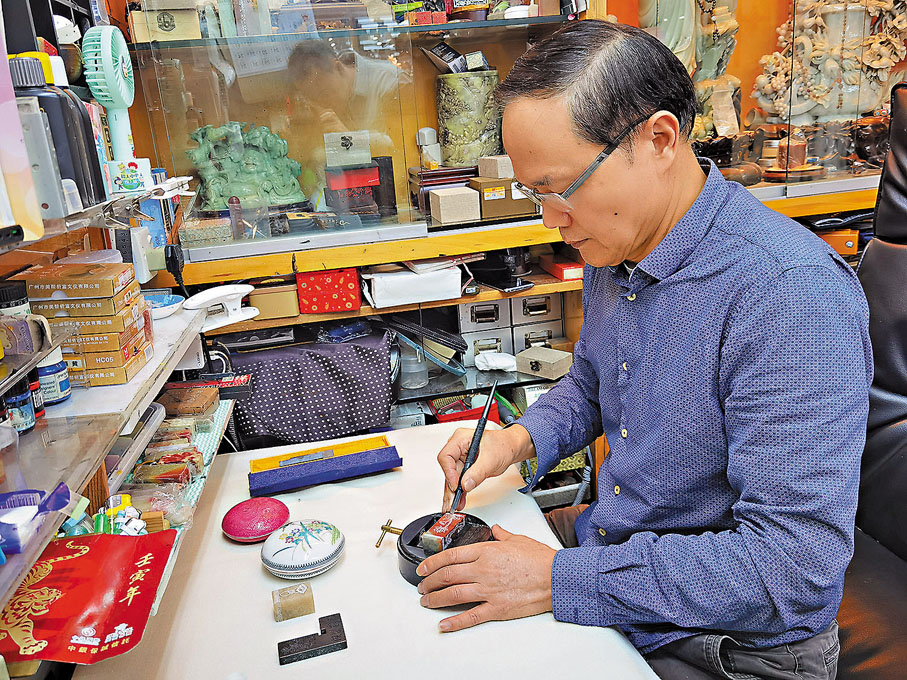 ◆李玉生潛心創作。